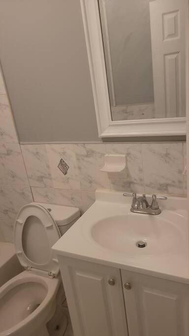 Room In A Beach House With King Size Bed In A Landlord Hosted Three Bedroom Apartment Ню Йорк Екстериор снимка